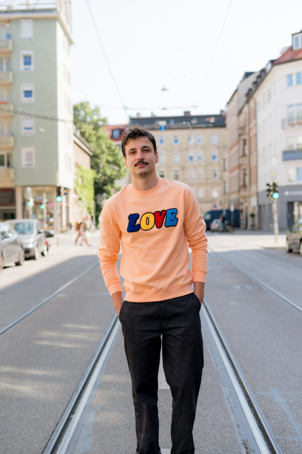CHIO MI - Sweater Adults Unisex LOVE Bright Coral – Bild 4